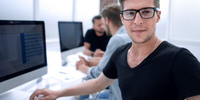 OXARI a NIS2. Jak system zarządzania usługami i zasobami IT wspiera wymagania bezpieczeństwa?